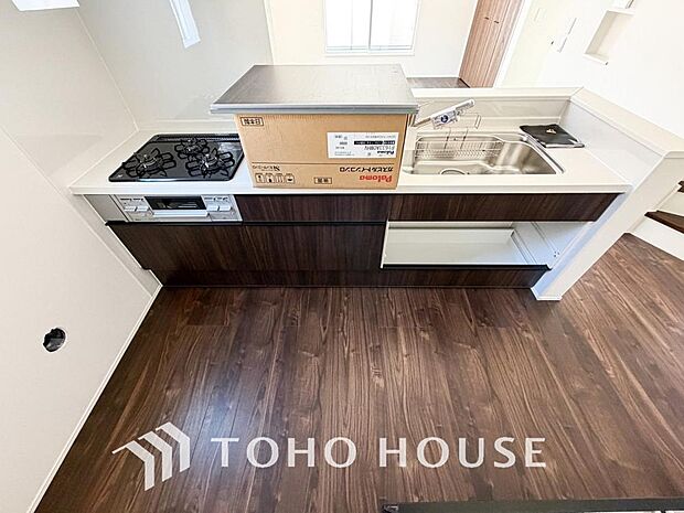 キッチンの収納は、デッドスペースになりやすい箇所を有効活用できる、スライド式収納を採用しました。