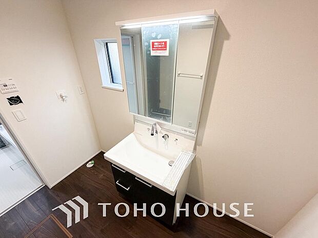 身だしなみのチェックがしやすい大きな鏡、下には収納がたっぷり。スッキリとした空間を演出いたします。