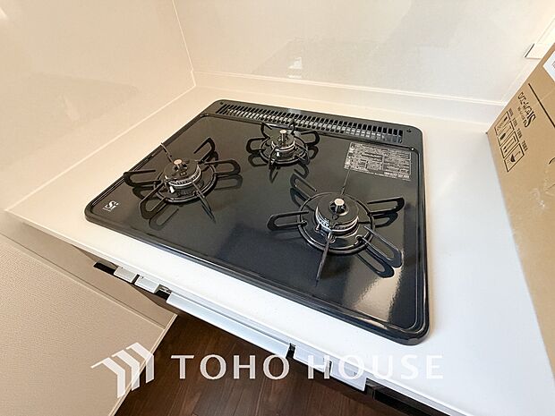 3口コンロは一度に複数のお料理を作ることができるメリットがあります。毎日のキッチンタイムを効率よく。