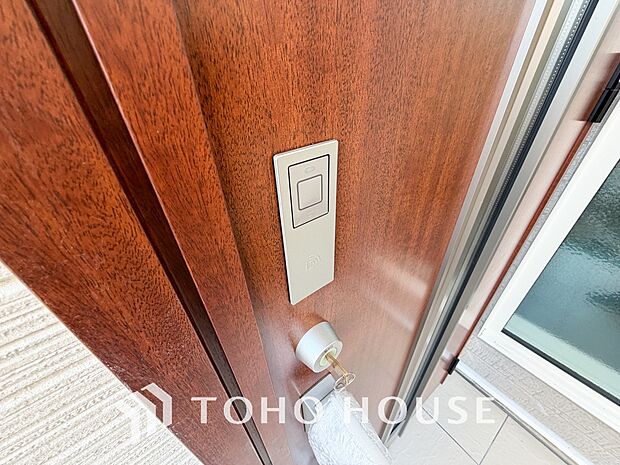 ICチップを用いたカードやボタンなどで玄関扉の鍵の施錠・解錠が出来る設備。