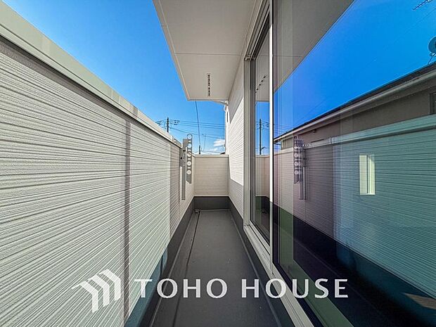 頬をなでる優しい風を感じることが出来るバルコニー。つい深呼吸をしたくなる気持ちの良い眺望です。