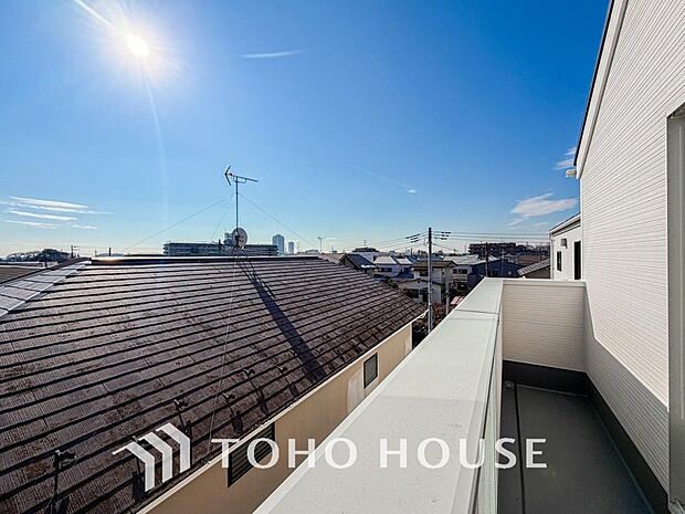 星空が地上に映りこむかのような夜景のきらめきまで、この街ならではの美しい風景の物語が室内に展開。