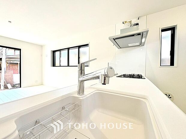 ワンタッチで浄水と原水を切り替えできる浄水器一体型水栓は水道水に含まれる有害物質を除去してくれます。