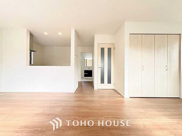 リビングも広く設け、訪れる人々を暖かく迎えてくれます。