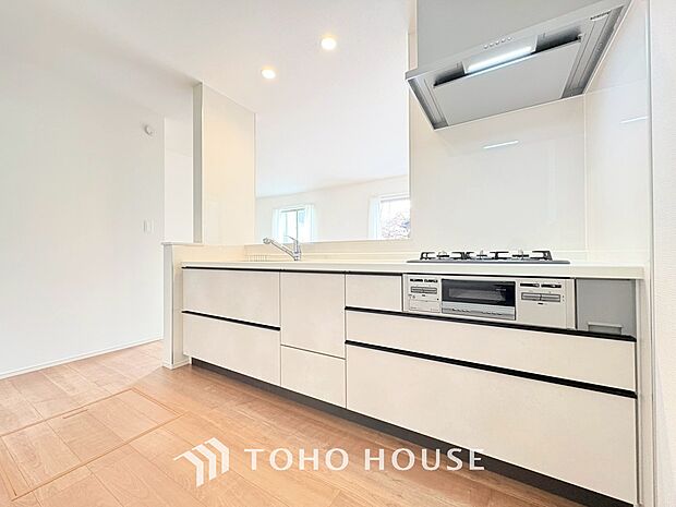 キッチンの収納は、デッドスペースになりやすい箇所を有効活用できる、スライド式収納を採用しました。