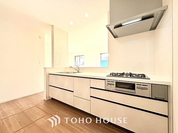 キッチンの収納は、デッドスペースになりやすい箇所を有効活用できる、スライド式収納を採用しました。