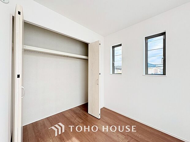 建物内部の収納には拘りました。共有部分に設けた収納。お荷物が多い方にも安心です。