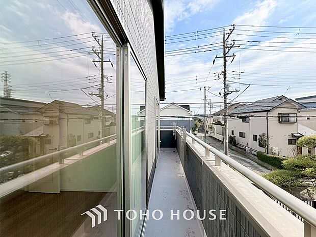 暖かい陽ざしが差込むバルコニーは、晴れた日には、洗濯物が良く乾きます。また、風通しも良好です。