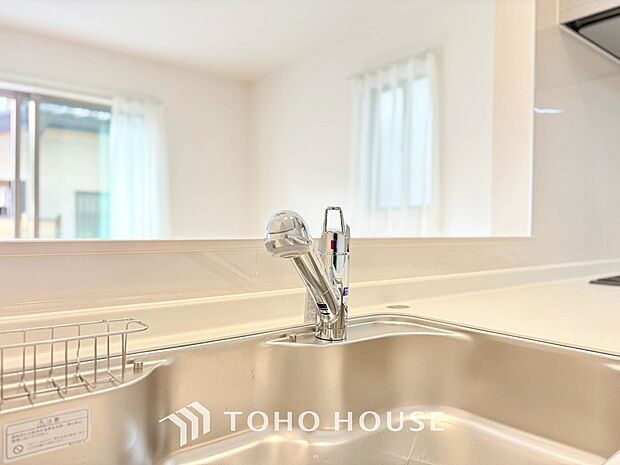 ワンタッチで浄水と原水を切り替えできる浄水器一体型水栓は水道水に含まれる有害物質を除去してくれます。