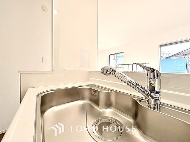 ワンタッチで浄水と原水を切り替えできる浄水器一体型水栓は水道水に含まれる有害物質を除去してくれます。