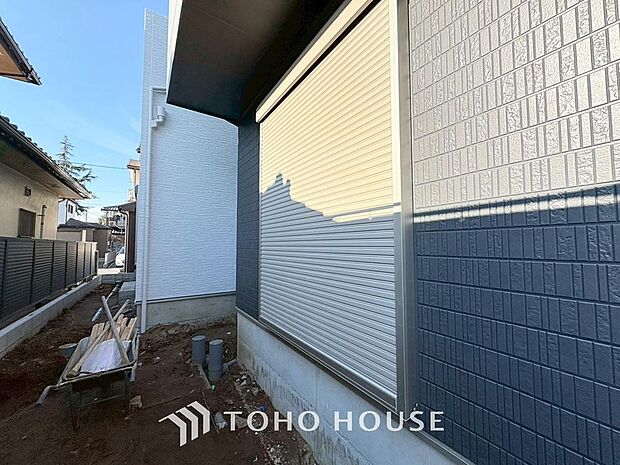 台風などの激しい雨風からお家を守るのはもちろん、空き巣対策などの防犯抑止や防音にも効果を発揮します。