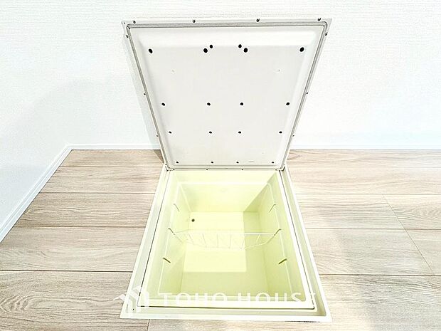 食品ストックや非常食・保存食の保管庫として活用できます。住まいの床下点検口としての役割もあります。