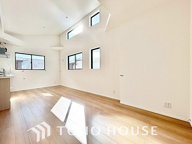 リビングも広く設け、訪れる人々を暖かく迎えてくれます。