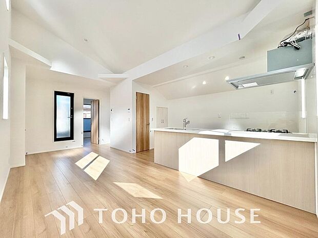 光が注がれる青い空から鮮やかに赤色にゆっくりと染まる。そんな優しい時間がここでは流れてゆく。