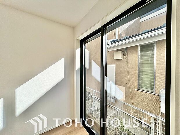 二層のガラスの間に空気層や特殊ガス層を作ることで断熱性能や結露防止効果を高めたサッシを装備してます。