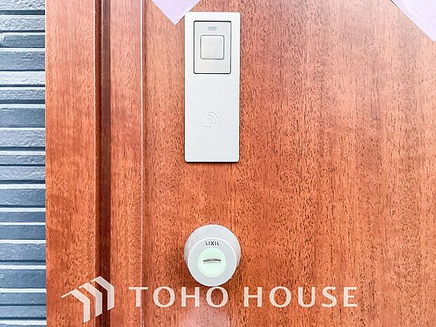 防犯対策への意識が高まっている最近では、補助錠として鍵穴のない電子錠を選ぶ方も増えています。