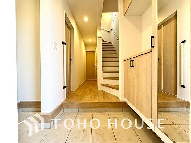 ゲストを招き、家族を迎える玄関は、ディスプレイや照明にこだわってみてはいかがでしょうか。