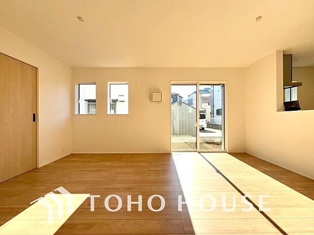 明るく穏やかな空気の中で飲んだり、食べたり、笑ったり。一日の中で多くの時間を過すことになるリビング。