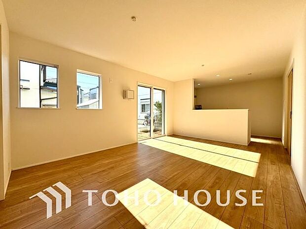 一日の中で多くの時間を過すことになるリビング。爽やかな通風と採光を存分に感じる事が出来る空間です。