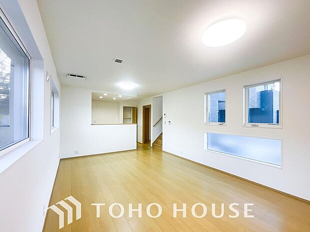 リビングも広く設け、訪れる人々を暖かく迎えてくれます。