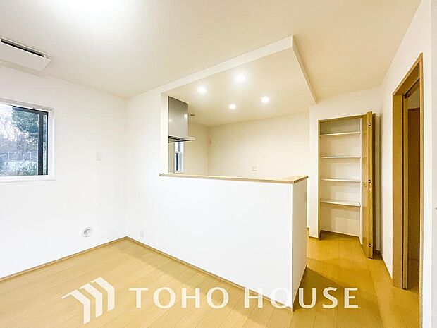 光が注がれる青い空から鮮やかに赤色にゆっくりと染まる。そんな優しい時間がここでは流れてゆく。