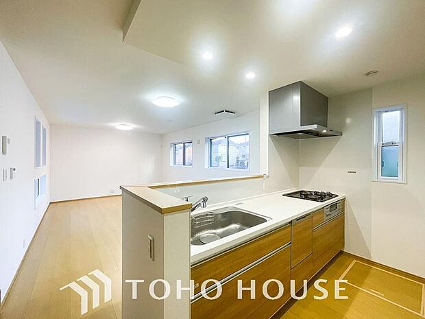 ご家族みんなで調理ができる位のスペースを実現したキッチン空間となっております。