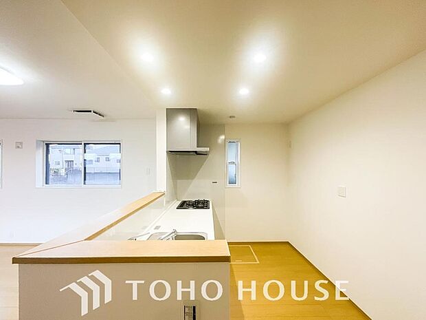 キッチンの収納は、デッドスペースになりやすい箇所を有効活用できる、スライド式収納を採用しました。