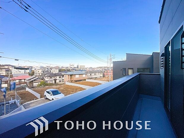 頬をなでる優しい風を感じることが出来るバルコニー。つい深呼吸をしたくなる気持ちの良い眺望です。