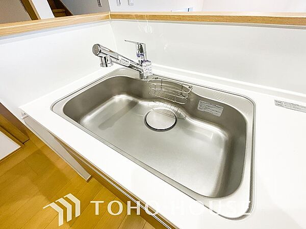 ワンタッチで浄水と原水を切り替えできる浄水器一体型水栓は水道水に含まれる有害物質を除去してくれます。