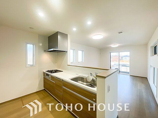 光が注がれる青い空から鮮やかに赤色にゆっくりと染まる。そんな優しい時間がここでは流れてゆく。