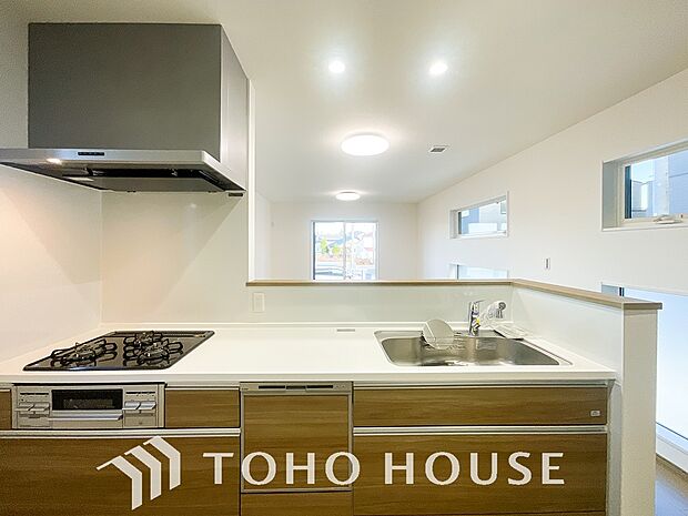 夫婦そろってキッチンに立っても調理がしやすく余裕の広さ。家事をしながら会話も弾みます。