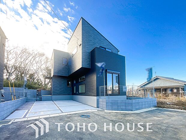 周辺環境とのコラボレーションにより明るく開放的な空間を演出しております。