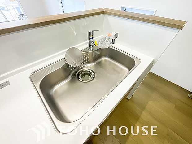 ワンタッチで浄水と原水を切り替えできる浄水器一体型水栓は水道水に含まれる有害物質を除去してくれます。