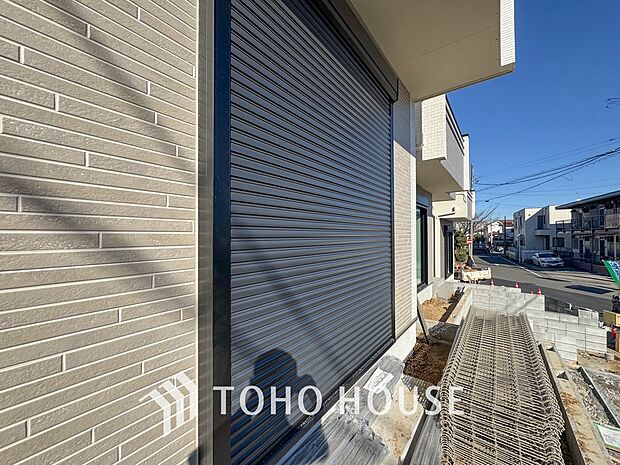 戸建にも防犯機能のシャッターを完備しております。寒い冬でも中から開閉がラクラクな所も便利です。