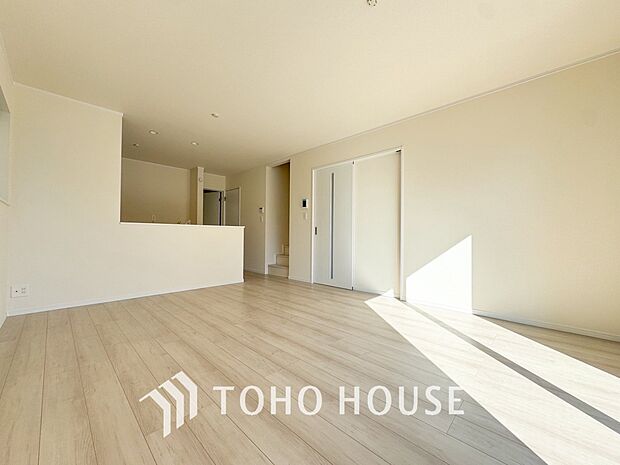 リビングも広く設け、訪れる人々を暖かく迎えてくれます。