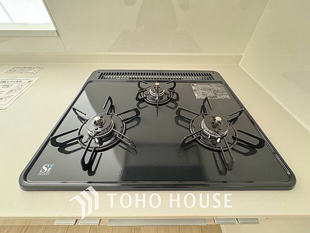 3口コンロは一度に複数のお料理を作ることができるメリットがあります。毎日のキッチンタイムを効率よく。