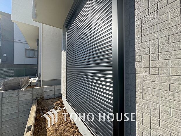 戸建にも防犯機能のシャッターを完備しております。寒い冬でも中から開閉がラクラクな所も便利です。