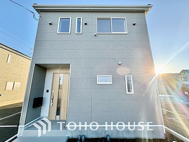 街並みの風景に包み込まれながら、瀟洒な印象も湛えて佇みます。