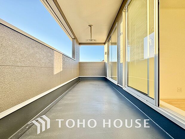 暖かい陽ざしが差込むバルコニー。晴れた日には、洗濯物が良く乾きます。風通しも良好です。
