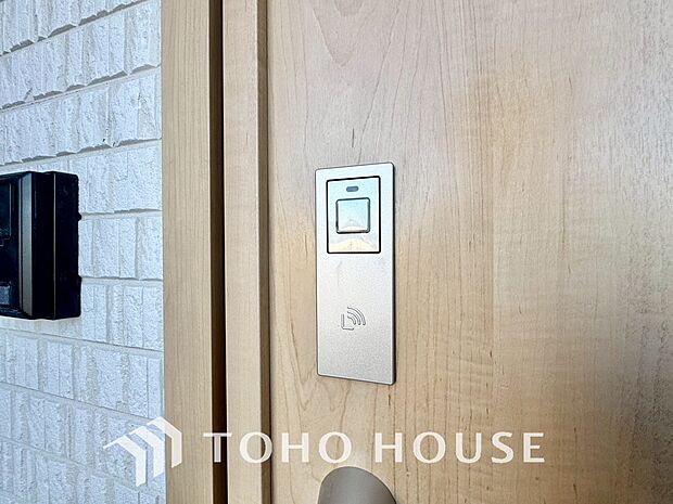 ボタン一つで施錠・解錠できる電子錠は、防犯意識の高まりから補助錠として選ばれることが増えています。