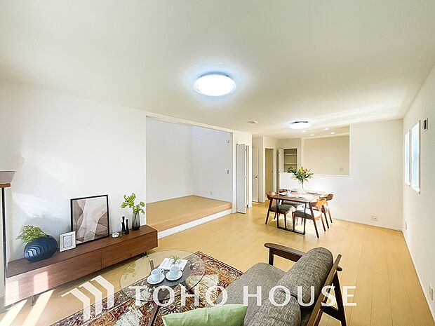 リビングも広く設け、訪れる人々を暖かく迎えてくれます。