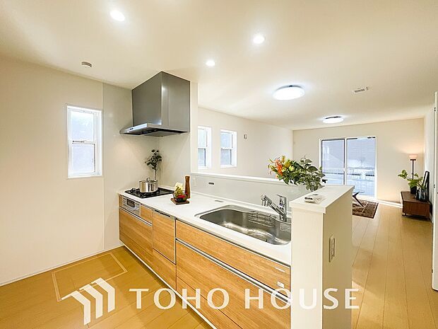 ご家族みんなで調理ができる位のスペースを実現したキッチン空間となっております。