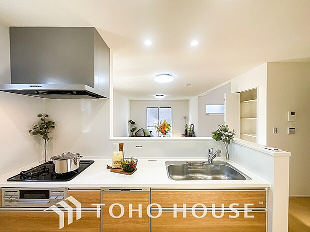 夫婦そろってキッチンに立っても調理がしやすく余裕の広さ。家事をしながら会話も弾みます。