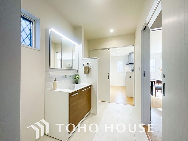 お家の中でも特にプライベートスペースとなる洗面所は、洗濯場所と浴室を同じ空間でまとめております。