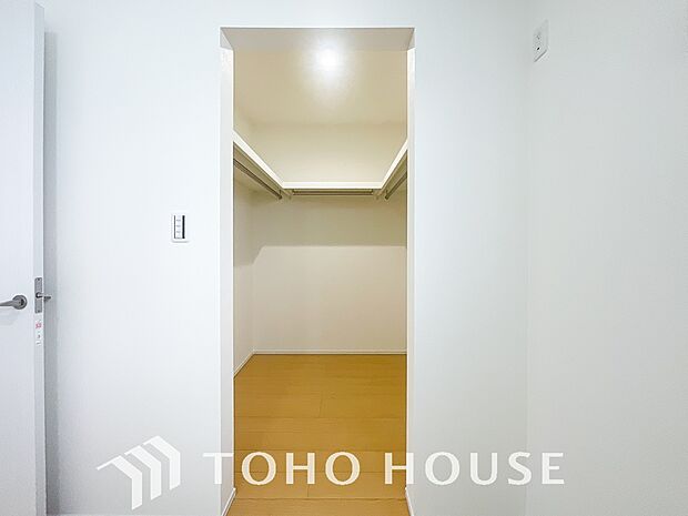 大容量のウォークインクローゼット。大きさ&広さの感覚が画像では伝わりづらいので是非現地をご覧下さい。