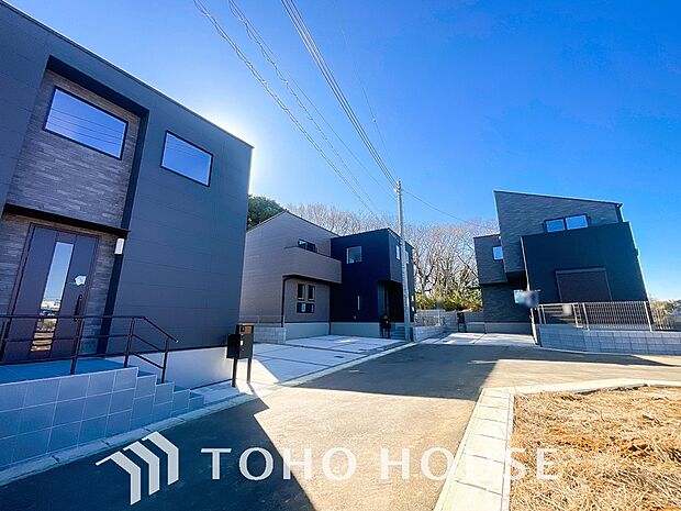 周辺環境とのコラボレーションにより明るく開放的な空間を演出しております。