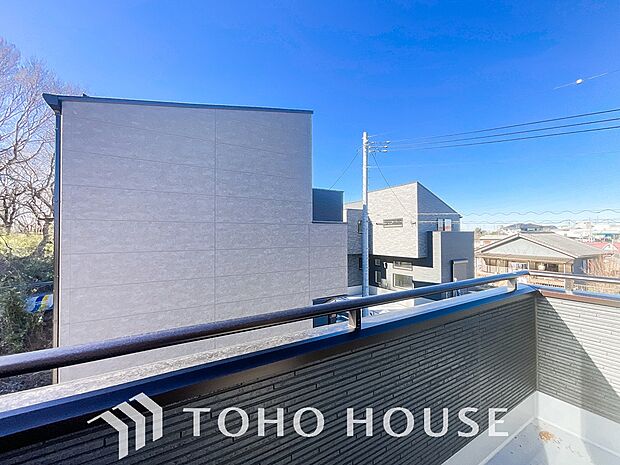 頬をなでる優しい風を感じることが出来るバルコニー。つい深呼吸をしたくなる気持ちの良い眺望です。