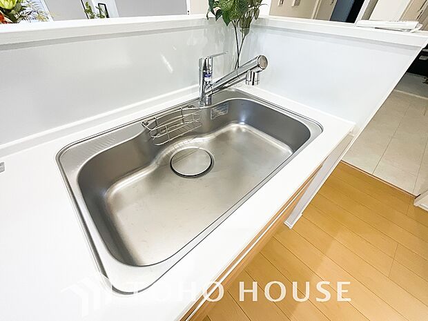 ワンタッチで浄水と原水を切り替えできる浄水器一体型水栓は水道水に含まれる有害物質を除去してくれます。