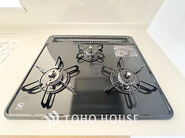 3口コンロは一度に複数のお料理を作ることができるメリットがあります。毎日のキッチンタイムを効率よく。