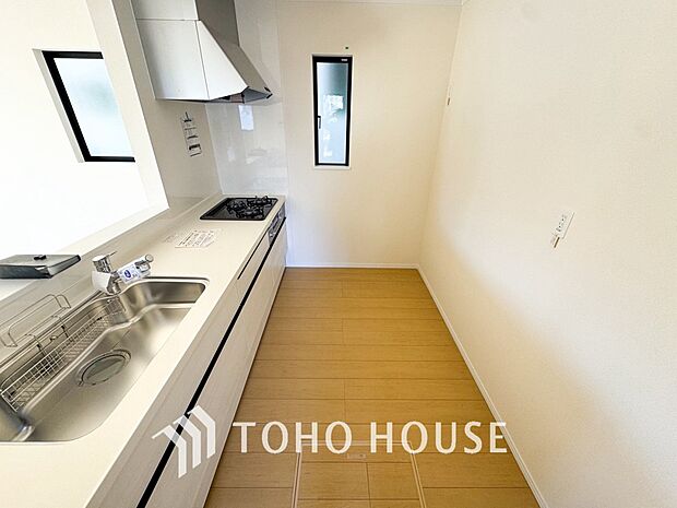 キッチンの収納は、デッドスペースになりやすい箇所を有効活用できる、スライド式収納を採用しました。